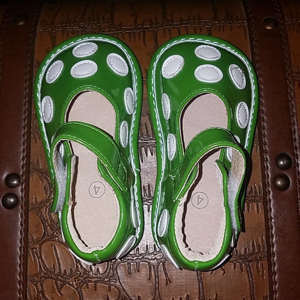 Squeeker shoes